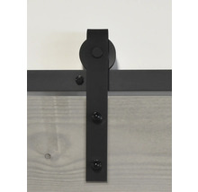 Detail van een metalen schuifdeur rail aan een houten deur