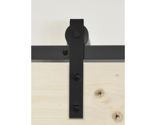 Metalen schuifdeurbeslag op houten deur