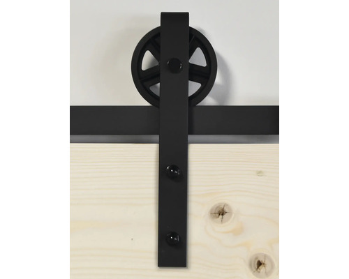 Metalen schuifdeurbeslag met wielen op een houten deur