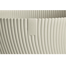 Detailopname van een bloempot met Elho logo en ribbeloppervlak.