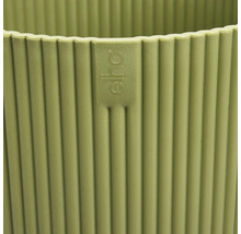 Detailopname van een geribbelde plantenbak met het Elho logo.