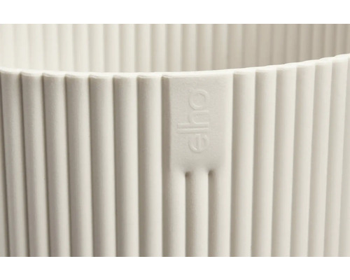 Close-up van een plantenbak met ribbels en Elho logo