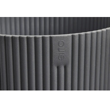 Detail van een bloempot met geribbelde textuur en Elho logo