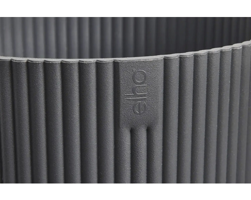 Detail van een bloempot met geribbelde textuur en Elho logo