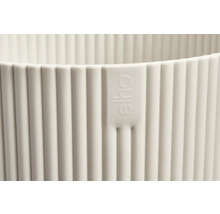 Detailopname van een bloempot met ribbeltextuur en Elho logo