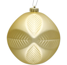Gouden kerstbal met bladerpatroon