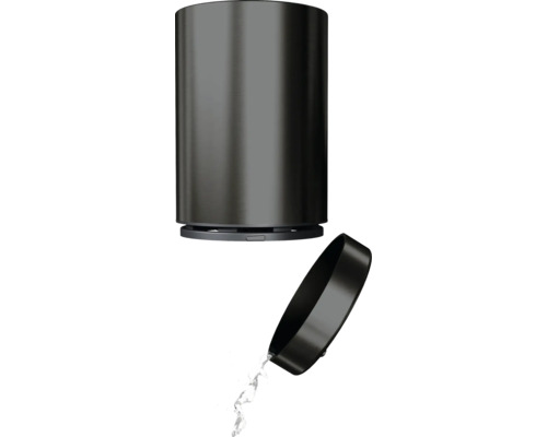 Waterfilterkan met open deksel en uitstromend water