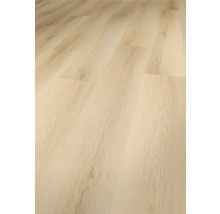 Gelegde lichte laminaatvloer met houtstructuur.