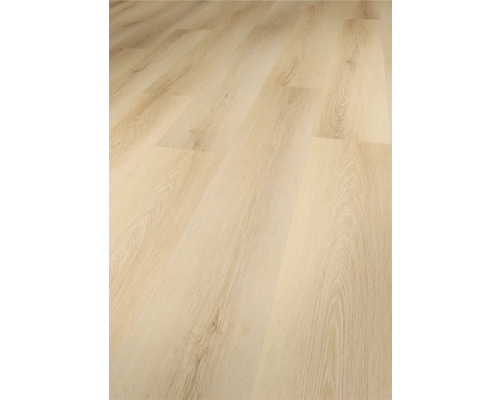 Gelegde lichte laminaatvloer met houtstructuur.