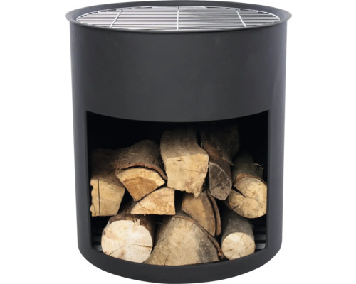 Metalen vuurplaats met houtstapel