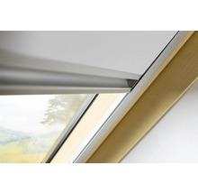 Detailopname van een dakraam met rolgordijnsysteem