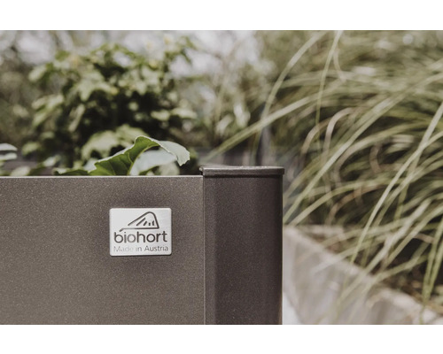 Detailweergave van een verhoogde tuinbak met Biohort logo.