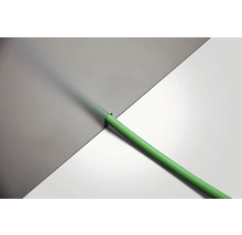 Groene waterslang voor een achtergrond met twee platen