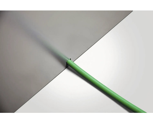 Groene waterslang voor een achtergrond met twee platen