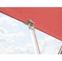 Detailopname van een parasoldoek met bevestiging aan een stang