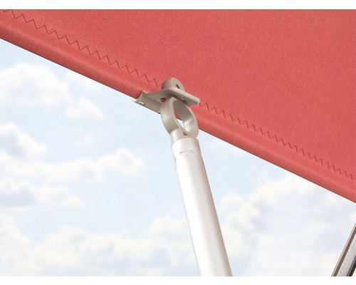 Detailopname van een parasoldoek met bevestiging aan een stang