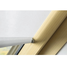 Detail van een dakraamrolgordijn met houten frame