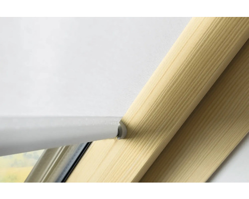 Detail van een dakraamrolgordijn met houten frame