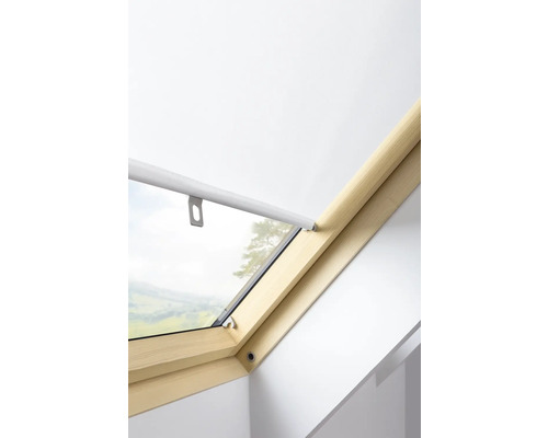 Detail van een dakraam met rolgordijngeleider