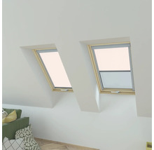 Twee dakramen met houten kozijnen in een heldere zolderkamer.