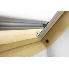 Detailopname van een dakraam met rolgordijn