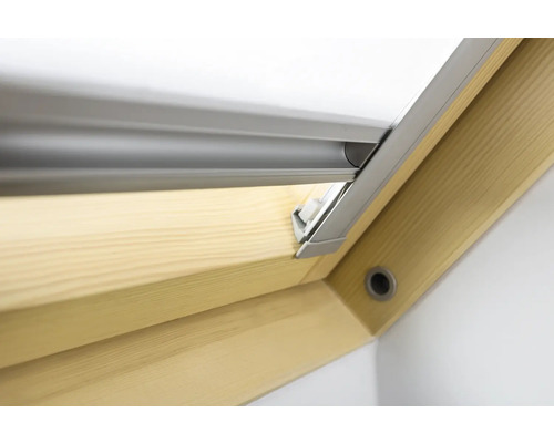 Detailopname van een dakraam met rolgordijn