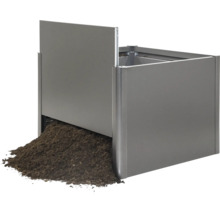 Metalen compostbak met aarde