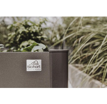 Detailopname van een verhoogde tuinbak met Biohort logo