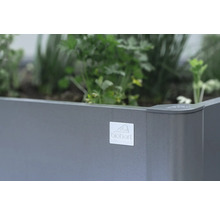 Verhoogde tuinbak met Biohort logo en beplanting