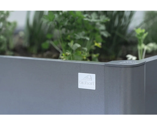 Metalen verhoogde plantenbak met beplanting en Biohort logo