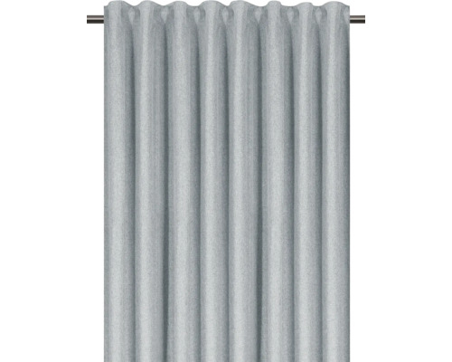 Grijs gordijn met plooibandophanging aan een gordijnroede