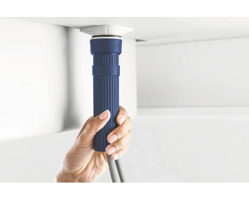 Hand houdt sifon voor wastafelmontage