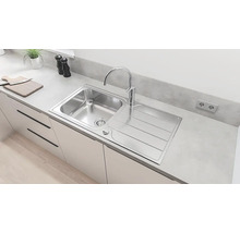 Spoelbak met afdruiprek en kraan in een moderne keuken