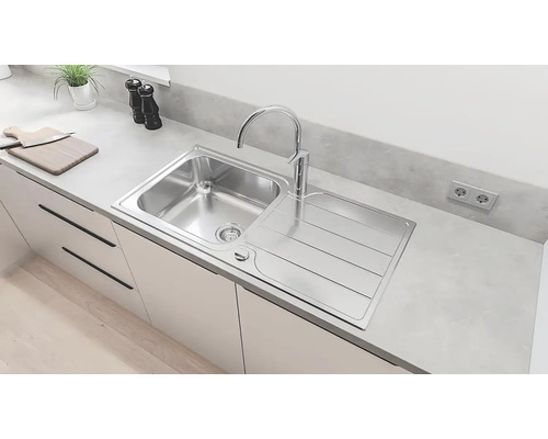 Spoelbak met afdruiprek en kraan in een moderne keuken