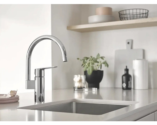 Keukenscène met gootsteen en kraan