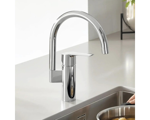 Keukenkraan met hoge uitloop, gemaakt van metaal