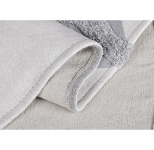 Detailopname van een lichte badmat van textiel