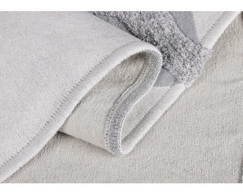 Detailopname van een lichte badmat van textiel