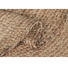 Close-up van een gevlochten vloerkleed van natuurlijke vezels.