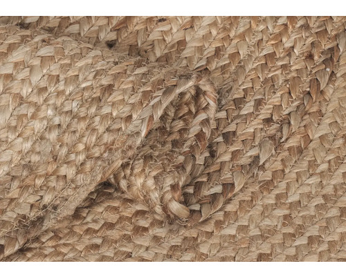 Close-up van een gevlochten vloerkleed van natuurlijke vezels.