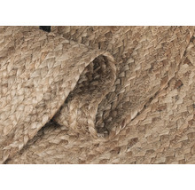 Close-up van een gevlochten tapijt van natuurlijke vezels.