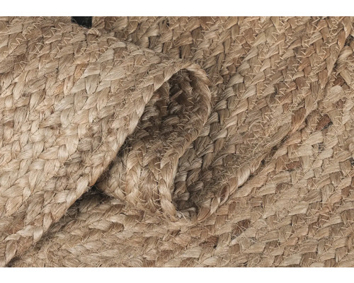 Close-up van een gevlochten tapijt van natuurlijke vezels.