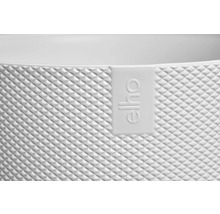 Detailopname van een bloempot met Elho logo en gestructureerd oppervlak