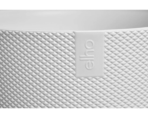 Detailopname van een bloempot met Elho logo en gestructureerd oppervlak