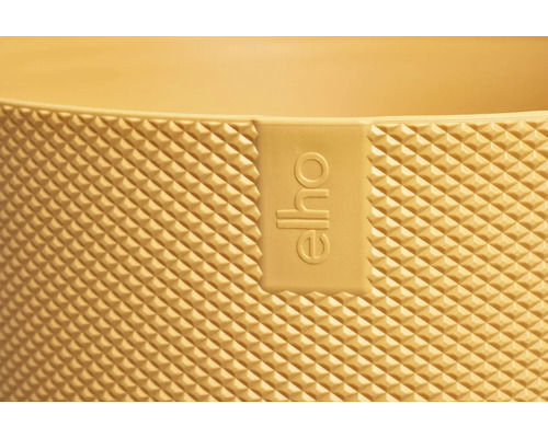 Detail van een Elho bloempot met een driedimensionale oppervlaktestructuur en het Elho logo