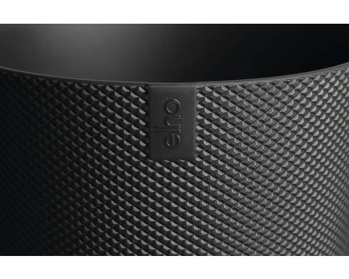 Detailopname van een bloempot met een driedimensionaal oppervlak en het Elho logo