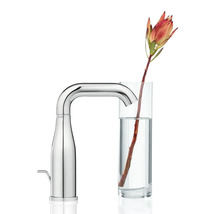 Waterkraan met een bloem in een glas water