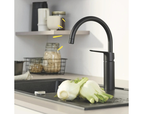 Keukenscène met gootsteen, kraan en groenten