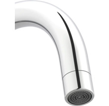 Close-up van een verchroomde kraanuitloop