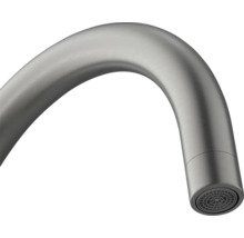 Detailopname van een gebogen metalen kraan